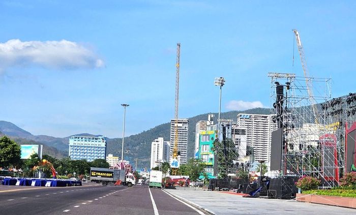 Sân khấu Liên hoan Quốc tế Võ cổ truyền Việt Nam lần thứ IX tại Quảng trường Nguyễn Tất Thành, phường Quy Nhơn (tỉnh Gia Lai) trước giờ khai mạc