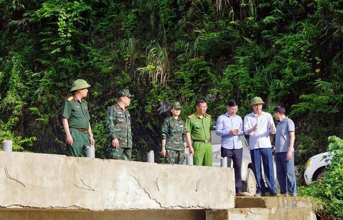 Phó Chủ tịch UBND tỉnh Sơn La Nguyễn Thành Công trực tiếp có mặt tại hiện trường chỉ đạo công tác tìm kiếm