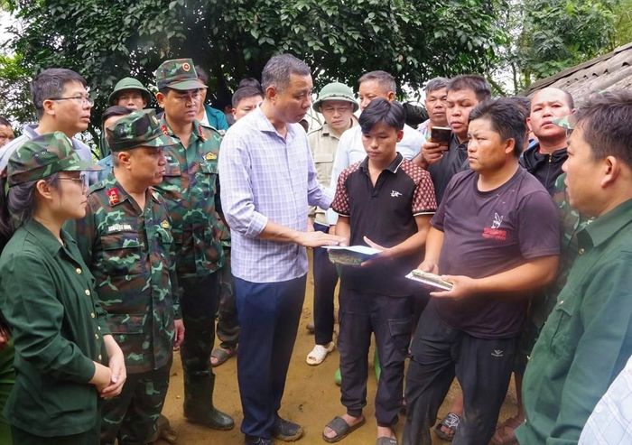 Phó Chủ tịch UBND tỉnh Sơn La Nguyễn Thành Công thăm hỏi, động viên gia đình các nạn nhân