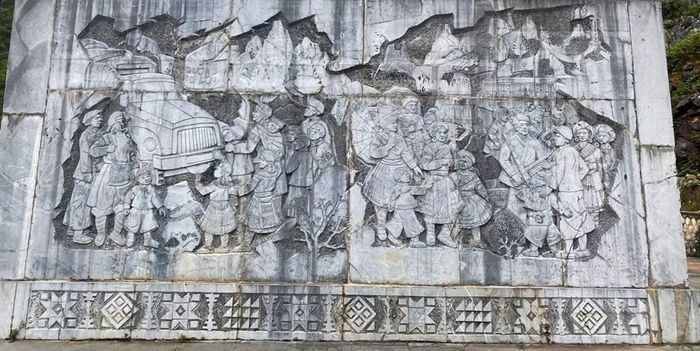 Phù điêu tại đài tưởng niệm con đường Hạnh Phúc