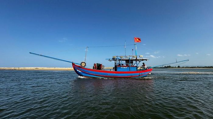 Những chiếc bóng tre vẫn theo ngư dân ra khơi, gìn giữ một nghề biển truyền thống độc đáo của Quảng Ngãi