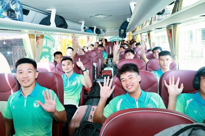Các cầu thủ trẻ trên đường đến Thái Nguyên