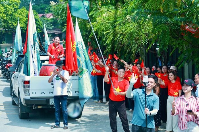 Người dân chào đón các thành viên Câu lạc bộ Bóng đá nam Thái Nguyên