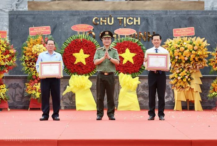 Thượng tướng Phạm Thế Tùng, Thứ trưởng Bộ Công an trao Bằng khen của Bộ trưởng Bộ Công an cho Ủy ban nhân dân Đặc khu Phú Quốc vì thành tích trong thực hiện phong trào Toàn dân bảo vệ an ninh Tổ quốcẢnh: VGP