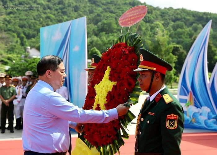 Phó Thủ tướng Thường trực Phạm Gia Túc và đoàn công tác dâng hoa tưởng niệm Chủ tịch Hồ Chí Minh tại Quảng trường Hồ Chí Minh, Đặc khu Phú Quốc. Ảnh: VGP