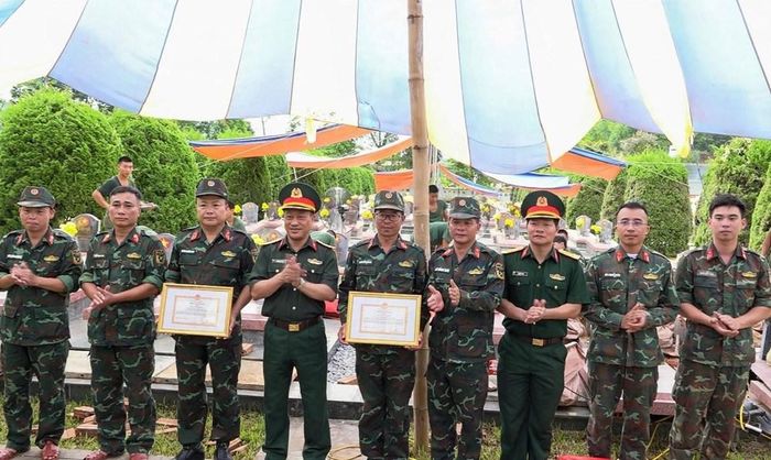 Đại tá Khổng Đình Tám trao Giấy khen của Bộ Tư lệnh Quân khu 2 cho Đại tá Dương Quốc Long và Trung tá QNCN Nguyễn Văn Ngọc có thành tích đột xuất trong thực hiện "Chiến dịch 500 ngày đêm"
