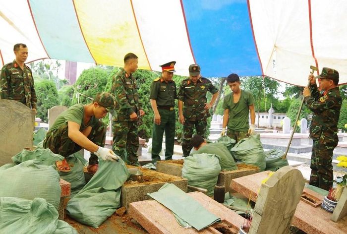 Lực lượng thực hiện nhiệm vụ khai quật, lấy mẫu sinh phẩm tại Nghĩa trang Liệt sĩ Độc Lập, bảo đảm đúng quy trình khoa học, khách quan, chính xác