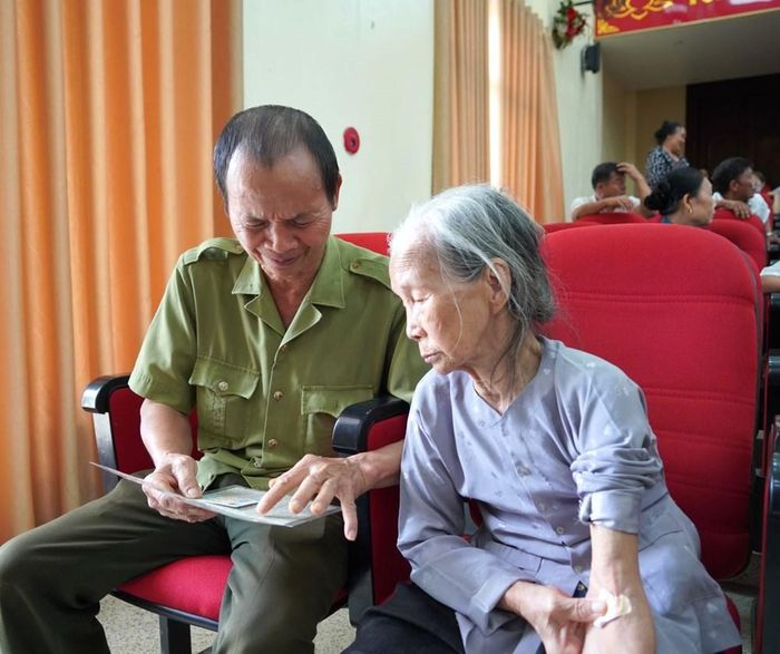 Tờ báo cũ đăng thông tin “Tìm người thân và đồng đội” được gia đình bà Phan Thị Định gìn giữ suốt nhiều năm, như một manh mối quý giá trong hành trình tìm lại danh tính người em trai liệt sĩ Phan Đình Nòi