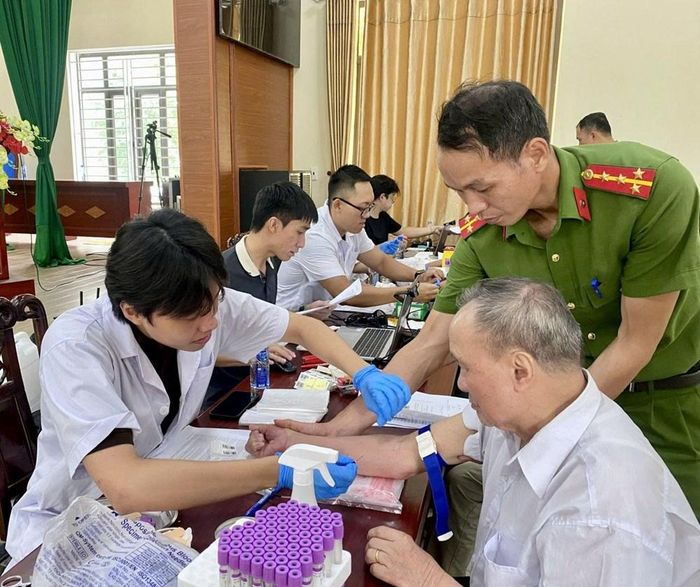 Ông Trần Nghị, em trai liệt sĩ Trần Văn Cẩn, gửi mẫu ADN với hy vọng góp phần tìm lại danh tính người anh đã hy sinh hơn nửa thế kỷ trước