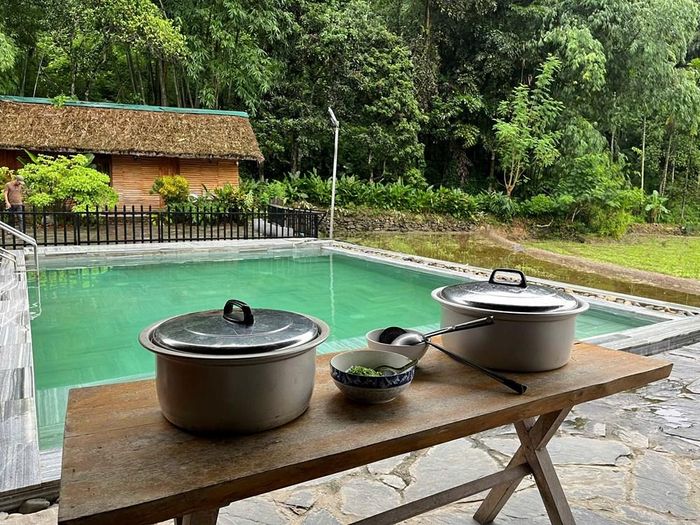 Chuẩn bị bữa sáng cho du khách bên bể bơi. Ảnh: ĐẶNG THỰC