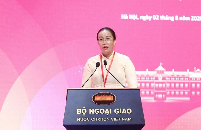 Phó Chủ tịch UBND TP. Đà Nẵng Nguyễn Thị Anh Thi trình bày tham luận về “Ứng dụng công nghệ thông tin và chuyển đổi số trong quản lý hoạt động đối ngoại cơ sở”. Ảnh: Trần Huấn