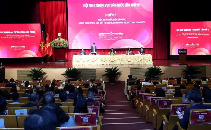 Phiên thảo luận 2 với chủ đề “Kiện toàn tổ chức bộ máy, nâng cao năng lực đối ngoại địa phương trong tình hình mới”. Ảnh: Trần Huấn