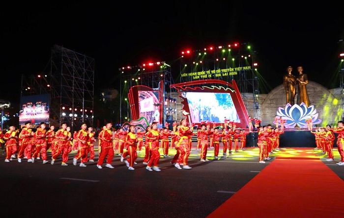 Ngọn lửa hồng được các võ sinh rước từ Đền thờ Tây Sơn Tam kiệt về Quảng trường Nguyễn Tất Thành