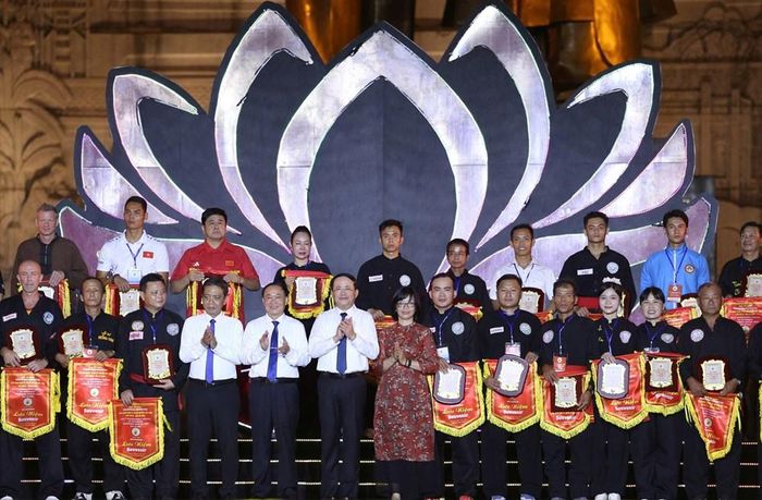 Thứ trưởng Bộ VHTTDL Hoàng Đạo Cương cùng lãnh đạo tỉnh Gia Lai trao kỷ niệm chương, cờ lưu niệm cho đại diện các đoàn tham dự Liên hoan