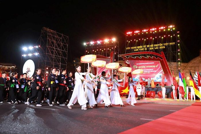 Nghi thức diễu hành, biểu dương lực lượng của các đoàn tham gia Liên hoan Quốc tế Võ cổ truyền Việt Nam lần thứ IX - Gia Lai