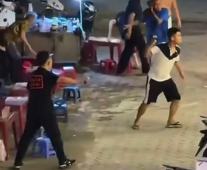Vụ ẩu đả tại nhà hàng Quán Nhỏ với sự tham gia của nhiều đối tượng gây xôn xao trên mạng xã hội. Ảnh từ clip