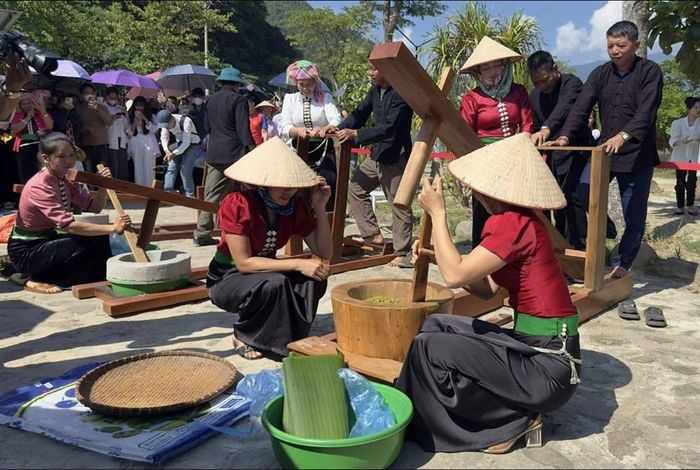 Đến với Tú Lệ dịp này, người dân, du khách được tham gia trải nghiệm hội thi và thưởng thức hương vị ngọt ngào của cốm mới. Ảnh: T.L