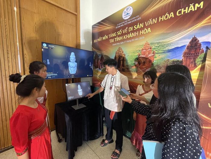 Nhiều di sản văn hóa Chăm được số hóa phục vụ du khách tra cứu, tìm hiểu. Ảnh: Công Thử - TTXVN