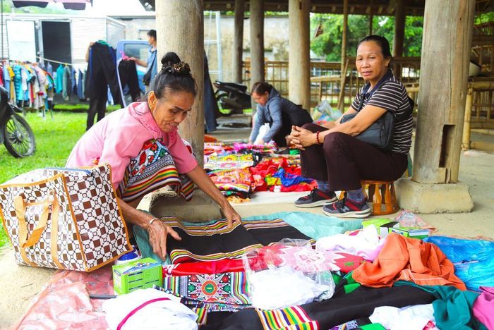 Những bộ trang phục truyền thống với hoa văn thổ cẩm đặc trưng được đồng bào dân tộc thiểu số mang đến chợ phiên vùng cao miền Tây xứ Nghệ để giới thiệu và bán cho du khách. Ảnh: Xuân Tiến - TTXVN