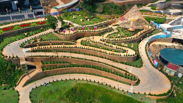 Thế giới Bồ Đề Viên trên đỉnh núi Bà Đen (Tây Ninh). Ảnh: Minh Phú - TTXVN