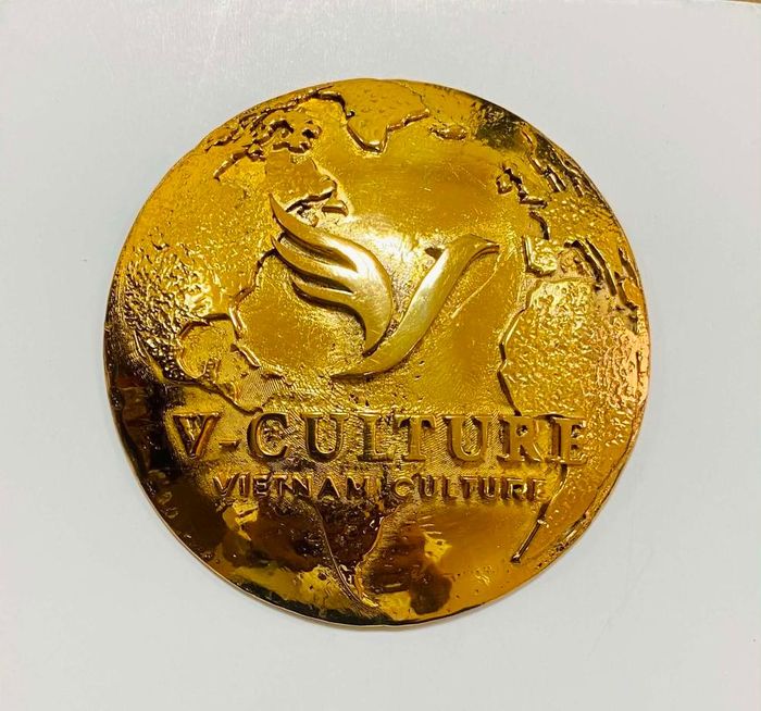 Logo V-Culture do nghệ nhân Quốc Bảo chế tác tỉ mỉ từng chi tiết, làm nổi bật cấu tạo địa chất, đại dương, điểm nhấn cách điệu là biểu tượng chim Lạc cất cánh mang thông điệp văn hóa Việt Nam ra toàn cầu. Logo được phủ vàng 24K tạo nên tác phẩm điêu khắc tinh xảo