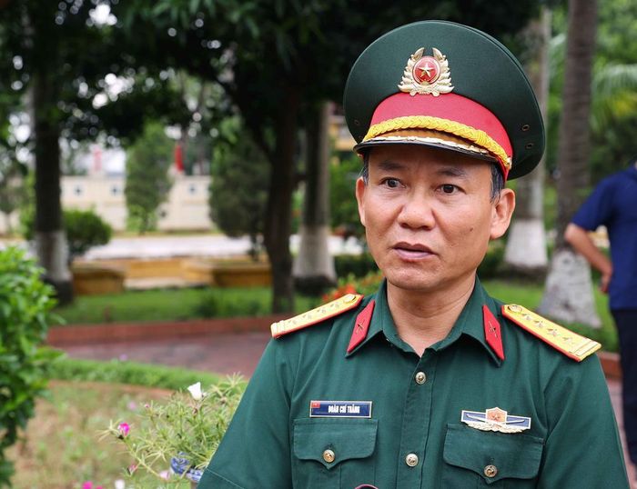 Đại tá Đoàn Chí Thắng, Phó Chủ nhiệm Chính trị, Bộ Tư lệnh Thủ đô Hà Nội chỉ đạo việc thực hiện lấy mẫu hài cốt liệt sĩ tại Nghĩa trang liệt sĩ Nhổn (phường Tây Tựu). Ảnh: Văn Điệp – TTXVN