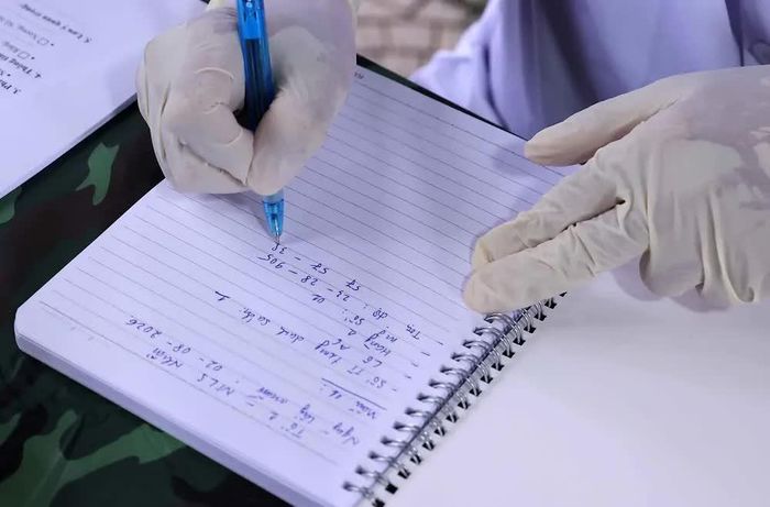 Thực hiện quy trình số hóa dữ liệu thông tin khai quật, đưa hài cốt liệt sĩ chưa xác định danh tính tại Nghĩa trang liệt sĩ Nhổn (phường Tây Tựu). Ảnh: Văn Điệp – TTXVN