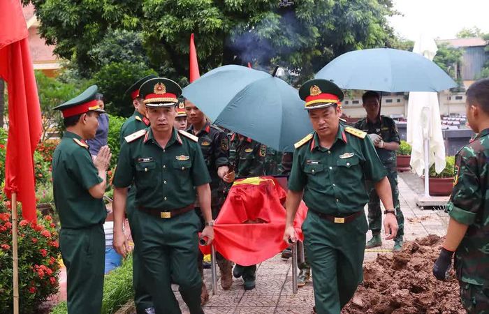 Thực hiện quy trình khai quật, đưa hài cốt liệt sĩ chưa xác định danh tính về khu vực lấy mẫu sinh phẩm tại Nghĩa trang liệt sĩ Nhổn (phường Tây Tựu). Ảnh: Văn Điệp – TTXVN