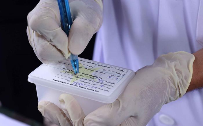 Thực hiện quy trình số hóa dữ liệu thông tin khai quật, đưa hài cốt liệt sĩ chưa xác định danh tính tại Nghĩa trang liệt sĩ Nhổn (phường Tây Tựu). Ảnh: Văn Điệp – TTXVN