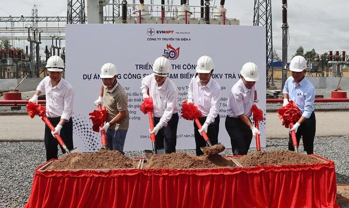 Các đơn vị thực hiện nghi thức triển khai thi công dự án Nâng công suất TBA 220 kV Trà Vinh - Ảnh: EVNNPT