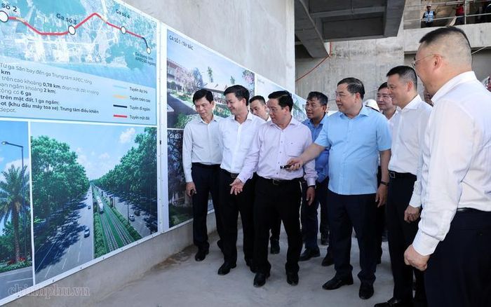 Phó Thủ tướng Thường trực kiểm tra thực tế công trường Trung tâm tổ chức Hội nghị APEC - Ảnh: VGP/Phương Nguyên