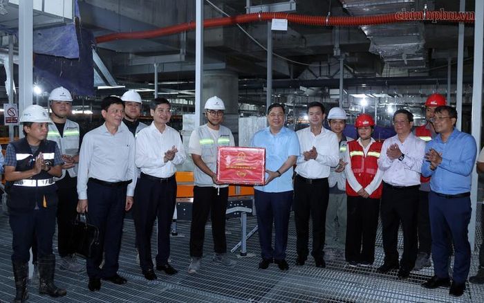 Phó Thủ tướng Thường trực tặng quà cán bộ, kỹ sư, người lao động đang thi công dự án nhà ga sân bay Phú Quốc - Ảnh: VGP/Phương Nguyên