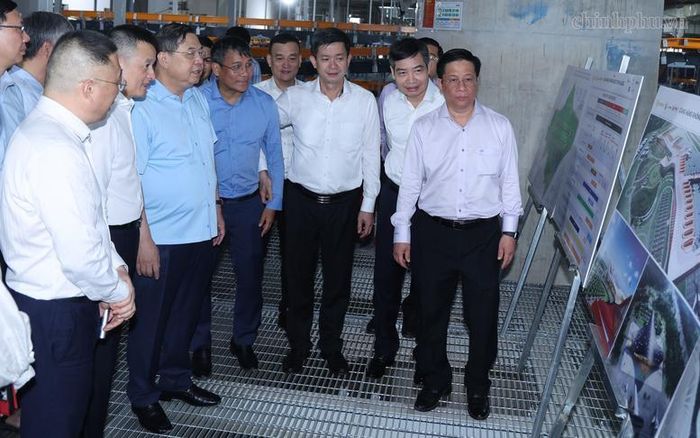 Phó Thủ tướng Thường trực Chính phủ Phạm Gia Túc nghe báo cáo về tiến độ dự án nhà ga sân bay Phú Quốc - Ảnh: VGP/Phương Nguyên