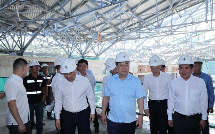 Phó Thủ tướng Thường trực Chính phủ Phạm Gia Túc kiểm tra tiến độ dự án nhà ga sân bay Phú Quốc - Ảnh: VGP/Phương Nguyên