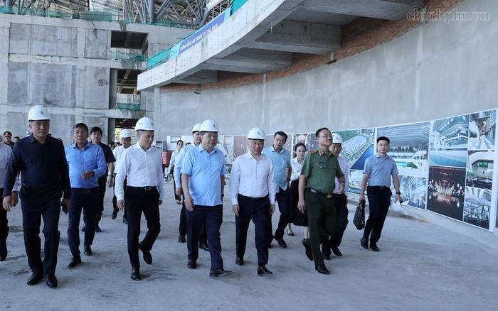 Trước cuộc làm việc, sáng 2/8, Phó Thủ tướng Thường trực cùng đoàn công tác kiểm tra thực tế công trường Trung tâm tổ chức Hội nghị APEC - Ảnh: VGP/Phương Nguyên