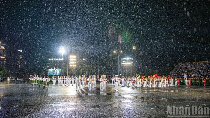 Mở đầu buổi lễ là màn biểu diễn nghệ thuật quân nhạc kết hợp múa súng, múa cờ.