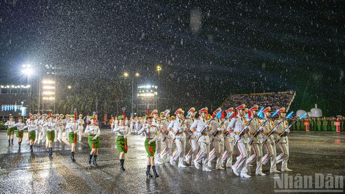 Màn biểu diễn do Đoàn Nghi lễ Công an nhân dân thực hiện, thể hiện khí thế chính quy, tinh nhuệ và bản lĩnh của lực lượng công an nhân dân.
