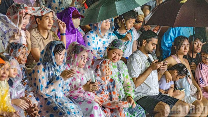 Hàng nghìn khán giả đã đội mưa để "tận hưởng" màn biểu dương lực lượng tại buổi lễ.