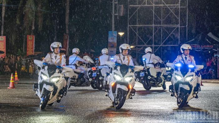 Lực lượng chức năng thực hiện kỹ năng điều khiển mô-tô hộ tống theo các đội hình đòi hỏi phải có sự phối hợp nhịp nhàng, chính xác, vừa giữ đúng đội hình, khoảng cách, vừa bảo đảm tuyệt đối an ninh, an toàn cho đoàn xe nghiệp vụ khi di chuyển vào góc cua.