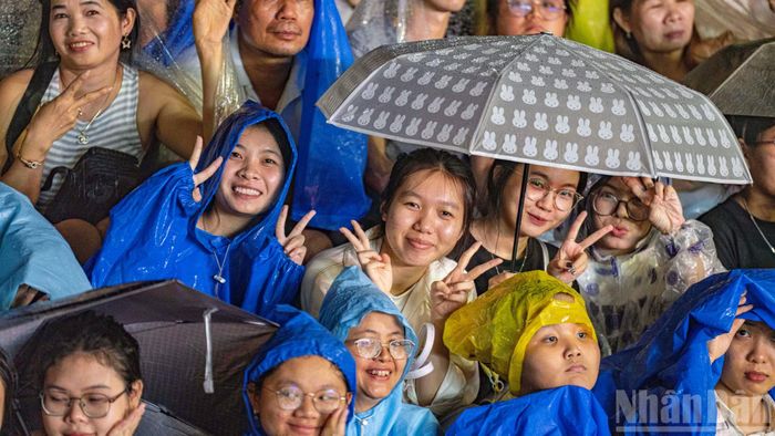 Hàng nghìn khán giả đã đội mưa để "tận hưởng" màn biểu dương lực lượng tại buổi lễ.