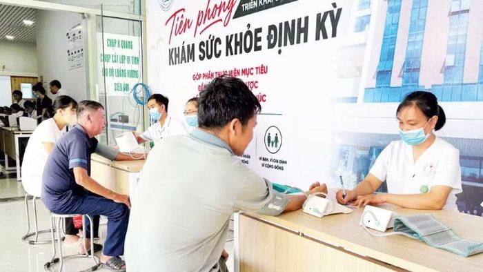 Người dân trên địa bàn thành phố Hà Nội tham gia khám sức khỏe định kỳ để phát hiện các bệnh không lây nhiễm. (Ảnh: THẮNG ĐẠT)