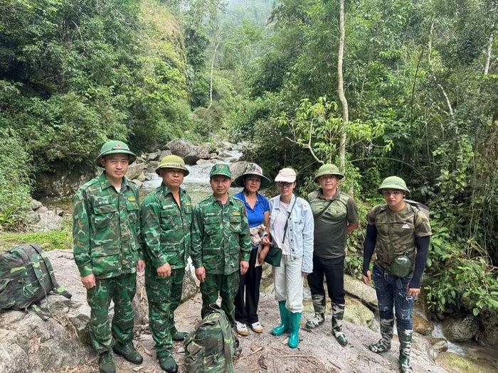Chị Trần Thị Mai Phương cùng các cộng sự đi khảo sát