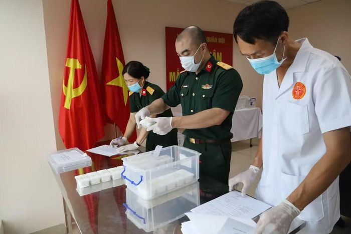 Cán bộ Viện Pháp y Quân đội kiểm tra mẫu hài cốt liệt sĩ sau khi tiếp nhận.