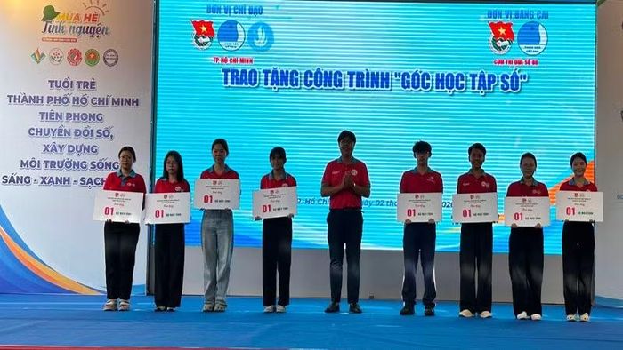 Trao tặng các “Góc học tập số” đến các bạn chiến sĩ Hoa phượng đỏ là học sinh trung học phổ thông vượt khó học tốt.
