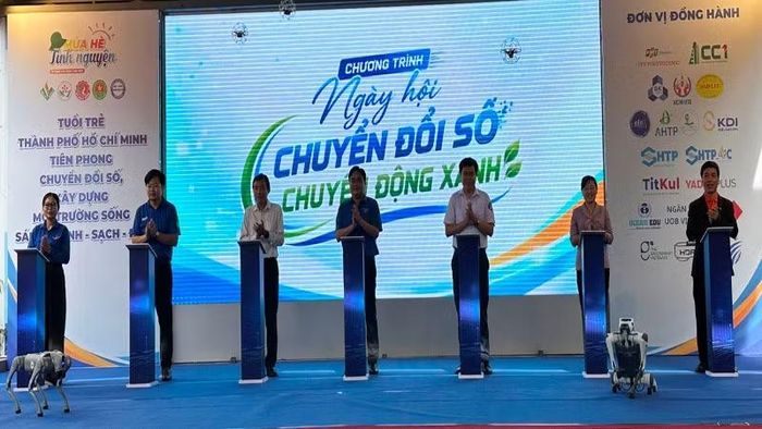 Các đại biểu thực hiện nghi thức khai mạc Ngày hội “Chuyển đổi số-Chuyển động xanh” năm 2026.