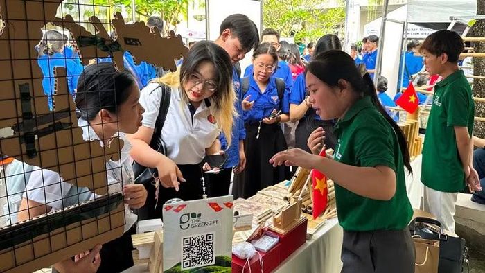 Các bạn trẻ tham quan, tìm hiểu một gian hàng khởi nghiệp đổi mới sáng tạo tại ngày hội.