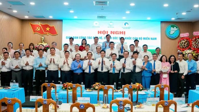 Đại biểu chụp ảnh lưu niệm.