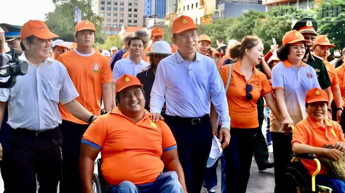 Đồng chí Nguyễn Văn Nên, nguyên Ủy viên Bộ Chính trị, nguyên Bí thư Thành ủy Thành phố Hồ Chí Minh tham gia đi bộ cùng nạn nhân chất độc da cam/dioxin.