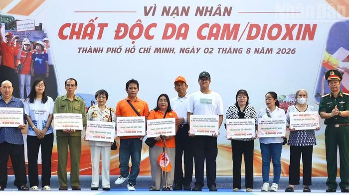 Đồng chí Nguyễn Văn Nên, nguyên Ủy viên Bộ Chính trị, nguyên Bí thư Thành ủy Thành phố Hồ Chí Minh trao quà cho nạn nhân chất độc da cam/dioxin.