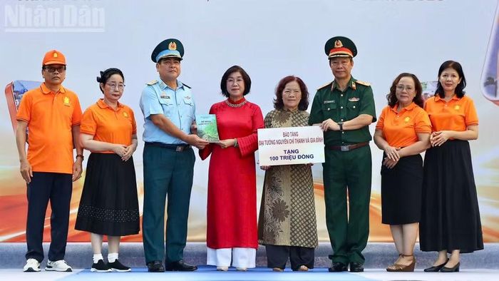 Hội Nạn nhân chất độc da cam/dioxin Thành phố Hồ Chí Minh tiếp nhận ủng hộ từ Bảo tàng Đại tướng Nguyễn Chí Thanh.